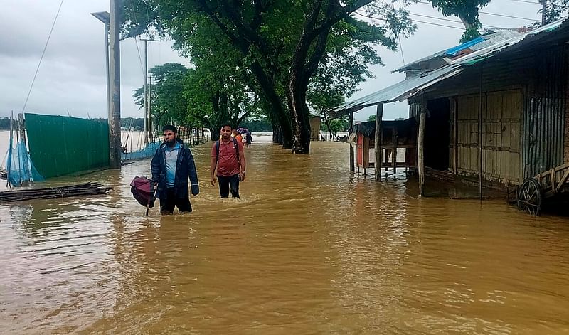 ভারী বর্ষণ ও পাহাড়ি ঢলে তলিয়ে গেছে কক্সবাজারের রামুর গর্জনিয়া ইউনিয়নের বিভিন্ন এলাকা। আজ বিকেলে